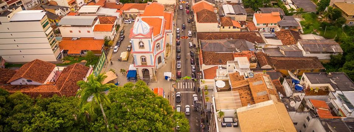 Vista aérea da Igreja Matriz de Cantagalo RJ
