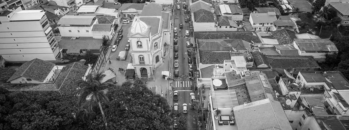 Vista aérea da Igreja Matriz de Cantagalo RJ (foto em preto e branco)