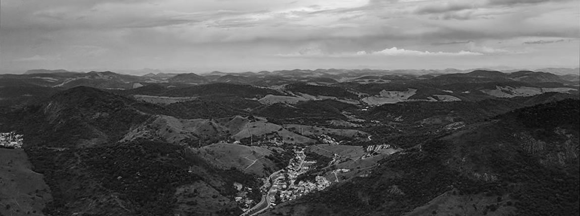 Vista aérea do Município de Cantagalo RJ (foto em preto e branco)